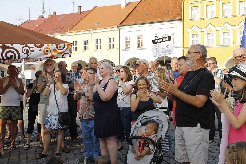 Na demonstraci proti Andreji Babišovi přišlo v Jičíně pět set lidí.