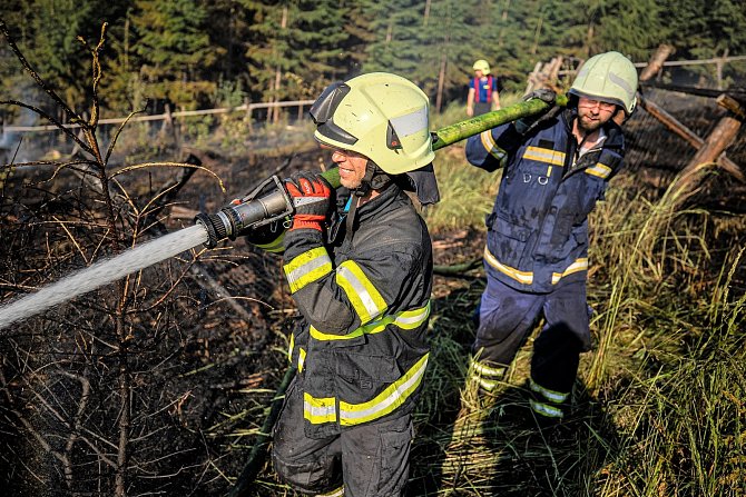 S požárem lesa na Jičínsku bojovalo 17 jednotek hasičů a vrtulník.