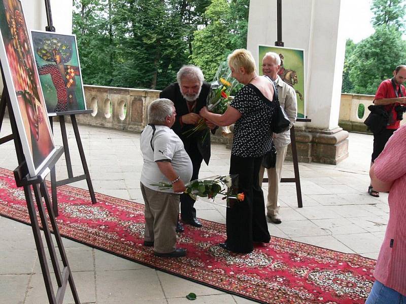 Z vernisáže výstavy děl Jiřího Vavřiny v galerii Valdštejnské lodžie.