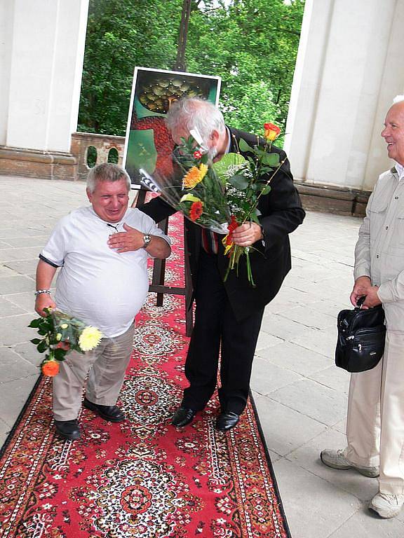 Z vernisáže výstavy děl Jiřího Vavřiny v galerii Valdštejnské lodžie.