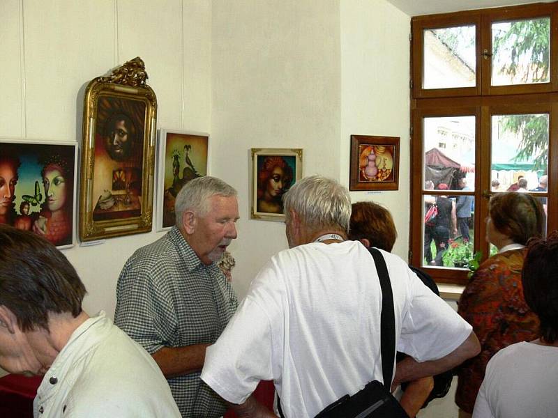 Z vernisáže výstavy děl Jiřího Vavřiny v galerii Valdštejnské lodžie.