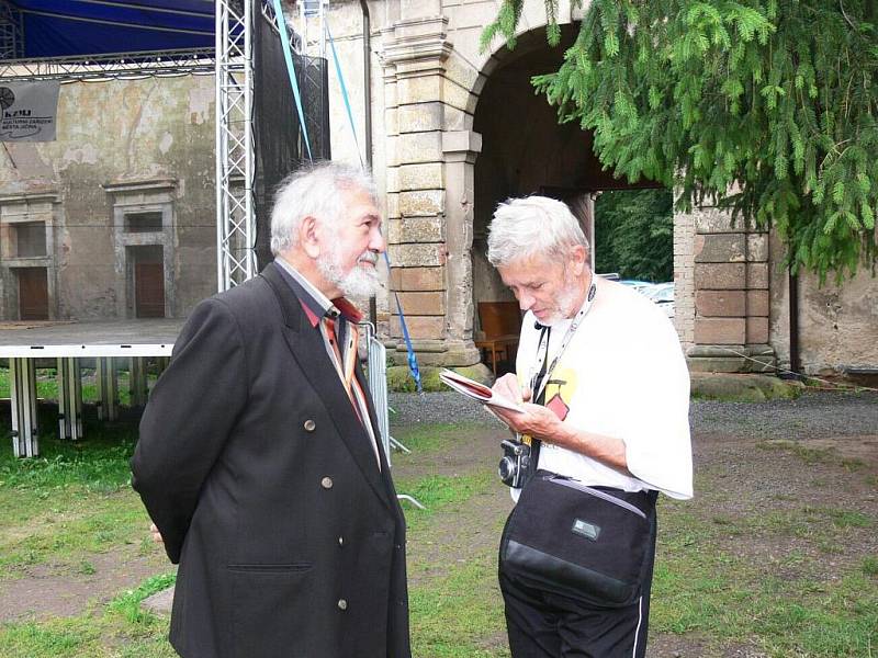 Z vernisáže výstavy děl Jiřího Vavřiny v galerii Valdštejnské lodžie.