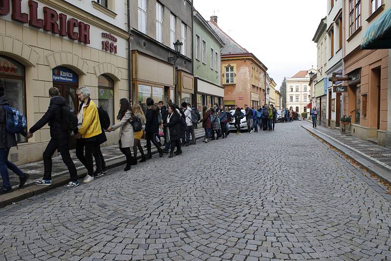 Na jičínském náměstí se sešlo šest set studentů. Cestou utvořili lidský řetěz.