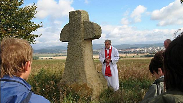 Kříž na Veliši stojí od roku 1999.