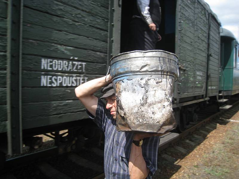 Cesta historické parní lokomotivy na trati k Hradci Králové.