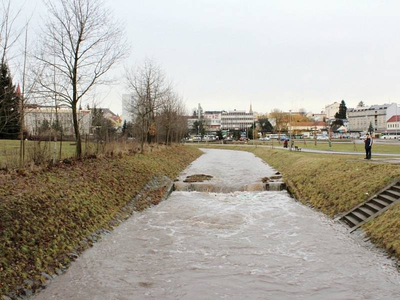 Mírně rozvodněná Cidlina v Jičíně.