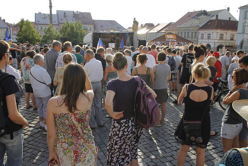 Na demonstraci proti Andreji Babišovi přišlo v Jičíně pět set lidí.