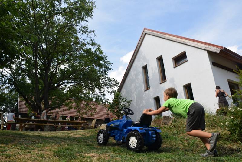 Sousedé ze Lháně se potkali na zahradním jarmarku.