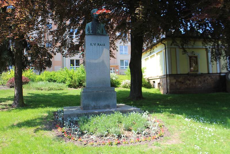 Ve středu dokončili výsadbu letniček v lázeňském městě žáci III. ročníků.