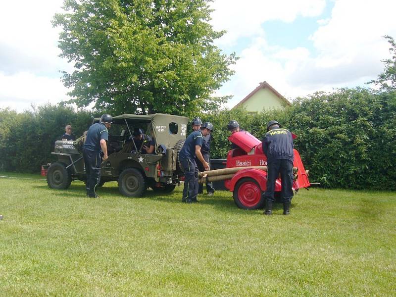 Z oslav 105 let od založení SDH Bašnice.