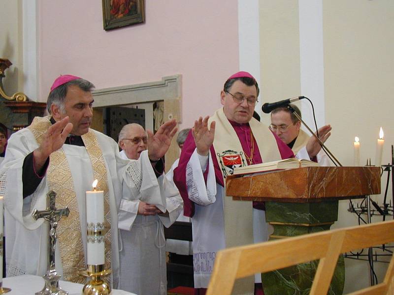 Žehnání křížové cestě v konecchlumském kostele.