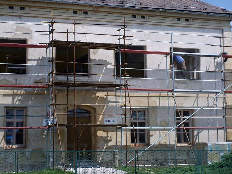 Práce na rekonstrukci ostruženské budovy úřadu a školky.