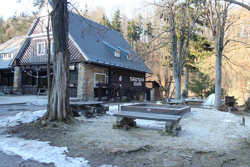 Zatímco minulý víkend byly Prachovské skály pod tlakem turistů, nyní zelo parkoviště na Prachově i u Turistické chaty prázdnotou. Lidé respektují zákaz pohybu