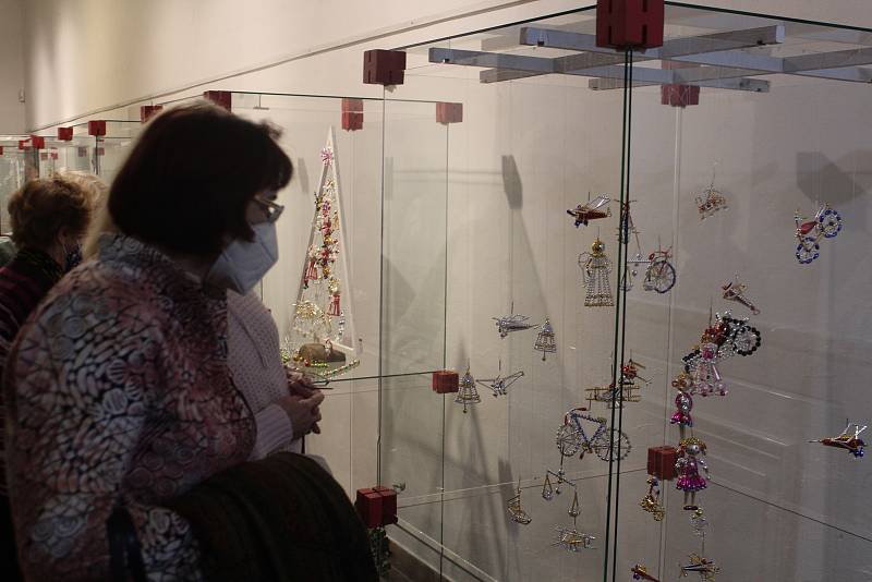 V domácnosti je měl v minulosti snad každý, nedávno se perličkové ozdoby z Poniklé na Semilsku dostaly dokonce na seznam UNESCO. V jičínském muzeu budou vystaveny do 9. ledna.