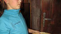 Děti z novopackého Biosu uctily úterní svátek chleba jeho výrobou. Ve Žďáru u Duczynnských si zkusily celý výrobní proces i s ochutnávkou. 