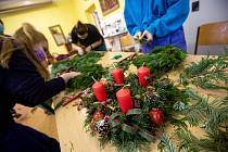 Studenti zahradnické školy v Kopidlně připravují adventní věnce na poslední chvíli. Ve středu jim začala praktická vyuka a hned se vrhli na vázání věnců aby stihli první adventní neděli.