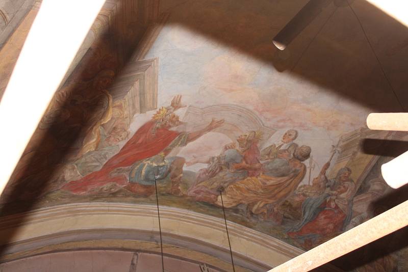 Oprava omítek interiéru unikátního novopackého kláštera pokračuje šestým rokem pod dohledem akademického malíře Pavla Padevěta.