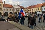 Jičínská odnož Milionu chvilek pro demokracii se přidala k celostátním demonstracím a ve čtvrtek odpoledne vystoupila na Valdštejnově náměstí proti vládě premiéra Andreje Babiše a proti jednání prezidenta Miloše Zemana. Více než osmdesát lidí se sešlo s v