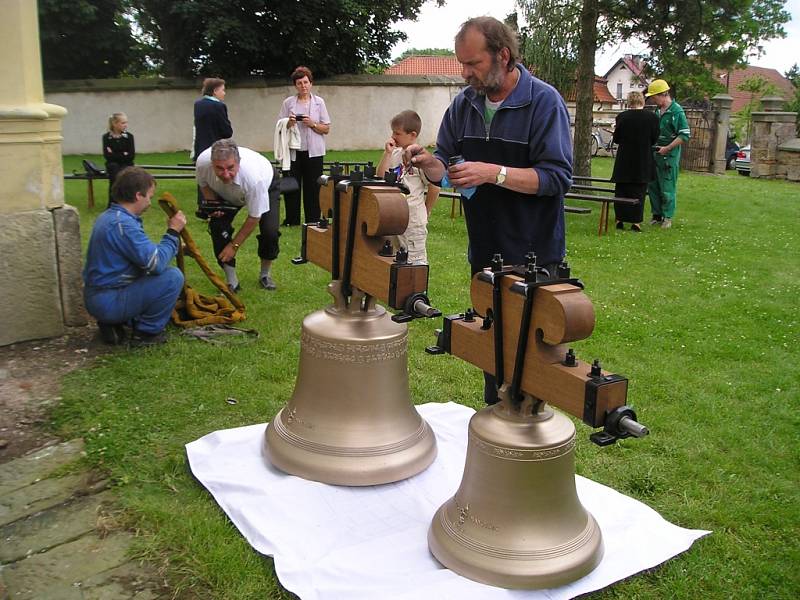 Žehnání zvonů a praporu v Sobčicích roku 2004.