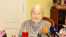 Paní Marie Fišerová z Hořic při oslavě svých 107. narozenin.