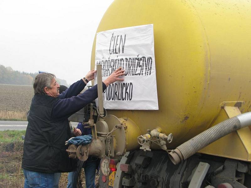 Zemědělci protestovali proti nízkým výkupním cenám mléka.