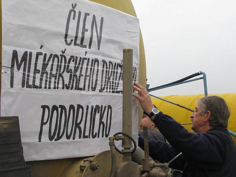 Zemědělci protestovali proti nízkým výkupním cenám mléka.