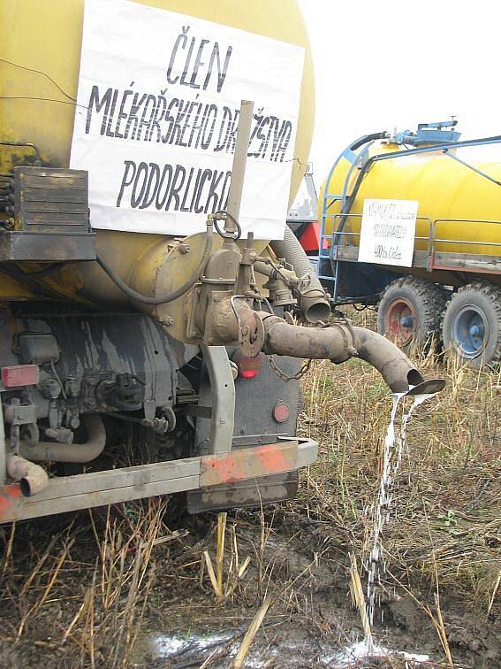 Zemědělci protestovali proti nízkým výkupním cenám mléka.