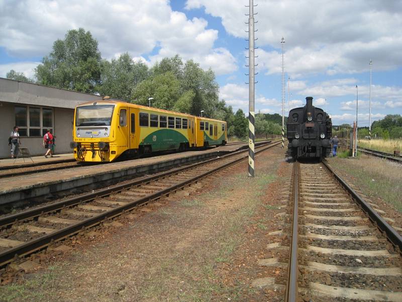 Cesta historické parní lokomotivy na trati k Hradci Králové.