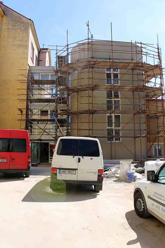 Oprava a přestavba budoy ZŠ na Husově ulici v Jičíně.