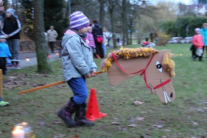 Příběh žebráka a svatého Martina, který ilustrovala krátká scénka, děti fascinoval