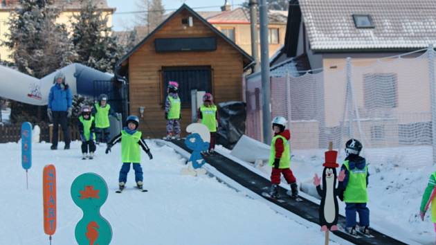 Malí lyžaři na Máchovce.