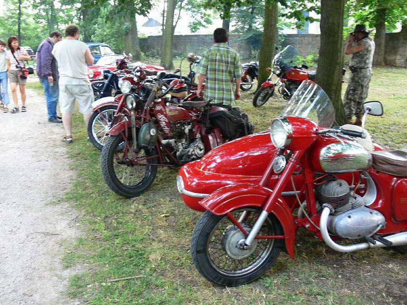 Z bělohradského country festivalu Pod Hůrou 2008: přehlídka automobilových a motocykllvých veteránů.