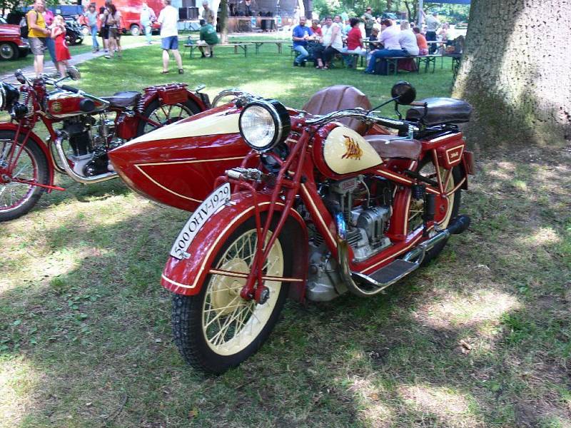 Z bělohradského country festivalu Pod Hůrou 2008: přehlídka automobilových a motocykllvých veteránů.