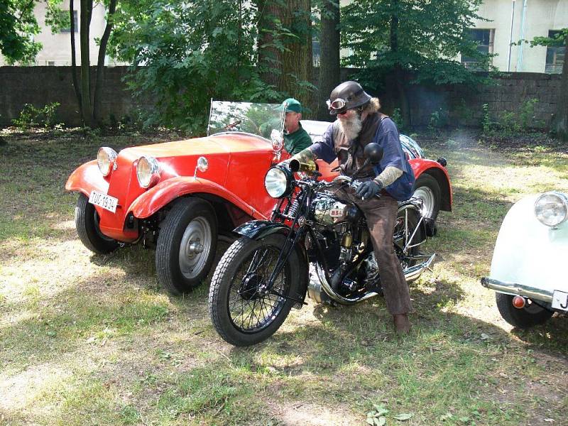 Z bělohradského country festivalu Pod Hůrou 2008: přehlídka automobilových a motocykllvých veteránů.