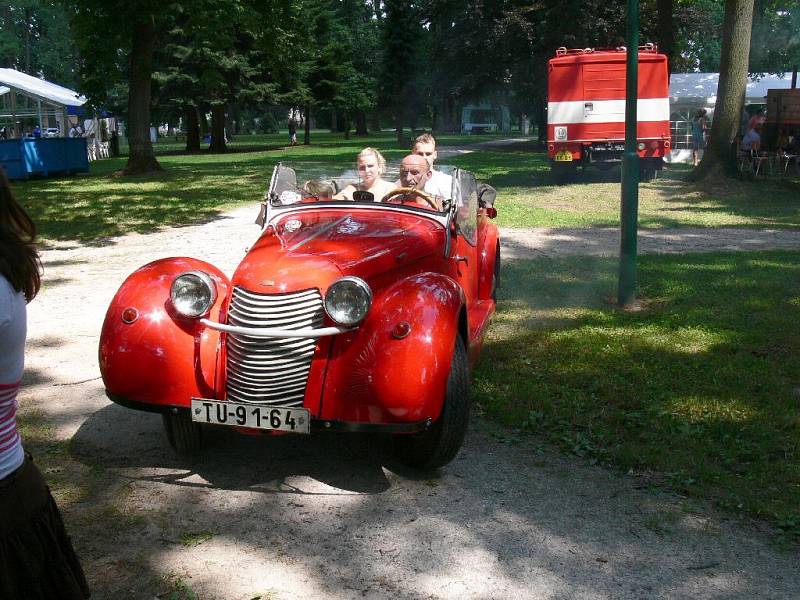 Z bělohradského country festivalu Pod Hůrou 2008: přehlídka automobilových a motocykllvých veteránů.