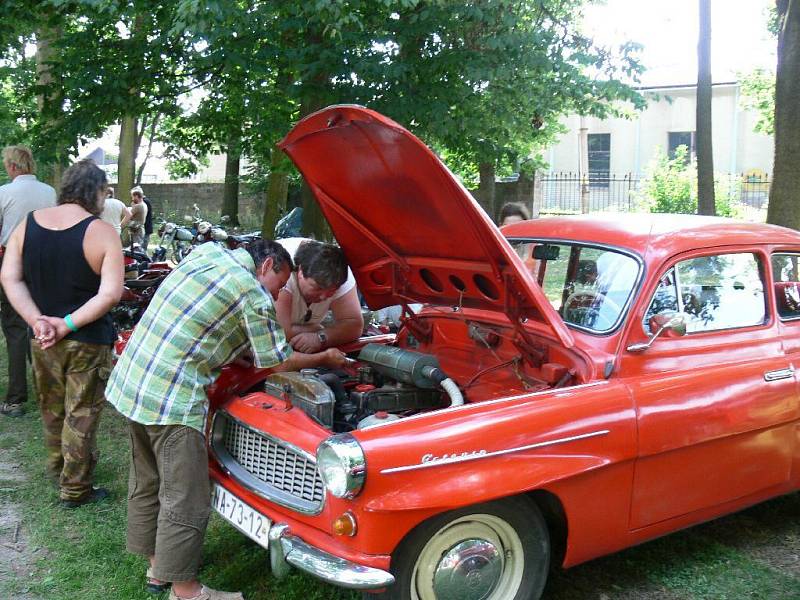 Z bělohradského country festivalu Pod Hůrou 2008: přehlídka automobilových a motocykllvých veteránů.