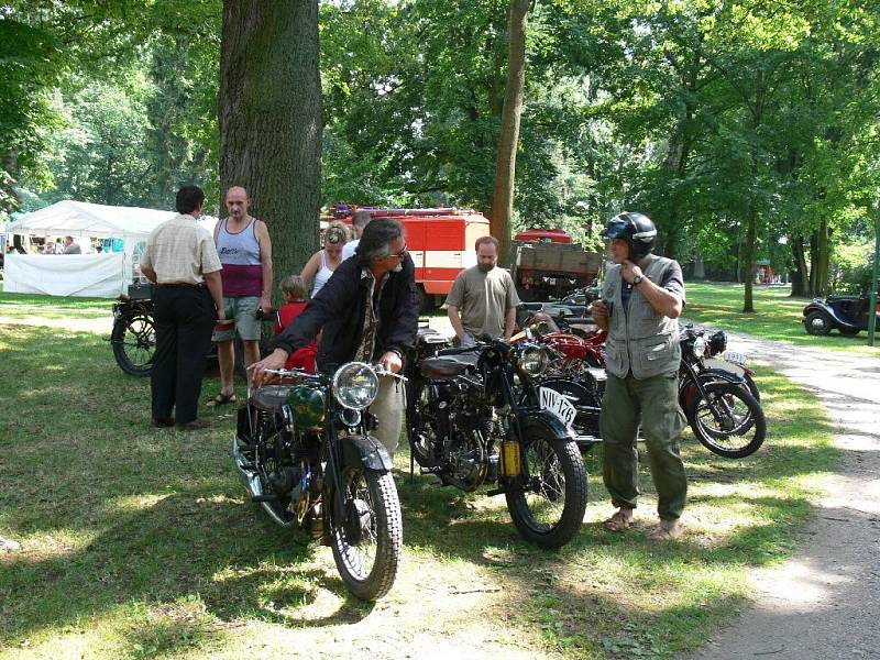 Z bělohradského country festivalu Pod Hůrou 2008: přehlídka automobilových a motocykllvých veteránů.