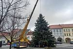 Od středečního rána má Jičín konečně také vánoční strom na Valdštejnově náměstí.