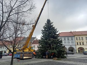 Od středečního rána má Jičín konečně také vánoční strom na Valdštejnově náměstí.