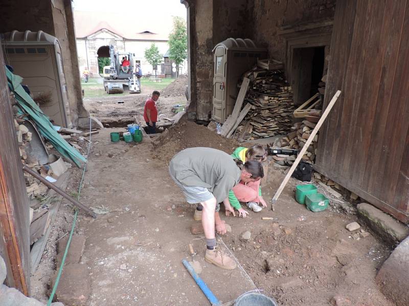 V areálu Valdštejnské lodžie byl prováděn archeologický průzkum.