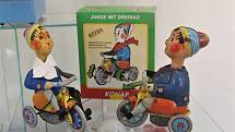 Plechové mechanické hračky firem KOVAP a KADEN se staly legendami, které dodnes lákají děti i dospělé.