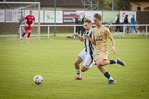 Adam František Balcar v černobílém dresu Lázní Bělohradu v utkání proti Stěžerám.