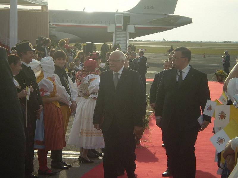 U přivítání papeže Beneditka XVI. na ruzyňském letišti i jeho odletu byli i členové bělohradského folklorního souboru Hořeňák.