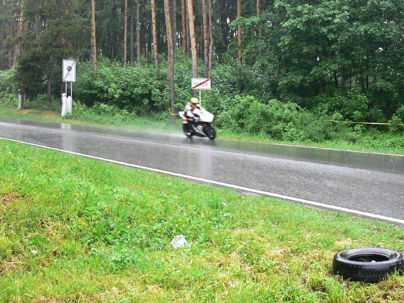 Z nedělního závodu Fuchs Oil 300 zatáček Gustava Havla, za velmi špatného počasí. 