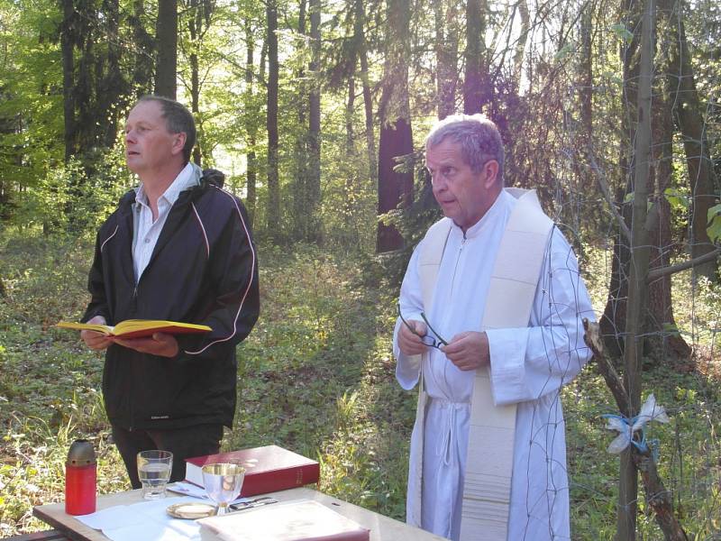 Lesní mše u Lužan za vodu s farářem Josefem Kordíkem.