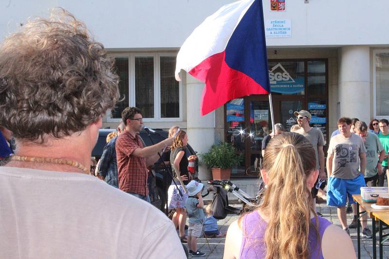 Více než stovka lidí přišla protestovat na Masarykovo náměstí v Nové Pace proti premiérovi Andreji Babišovi.