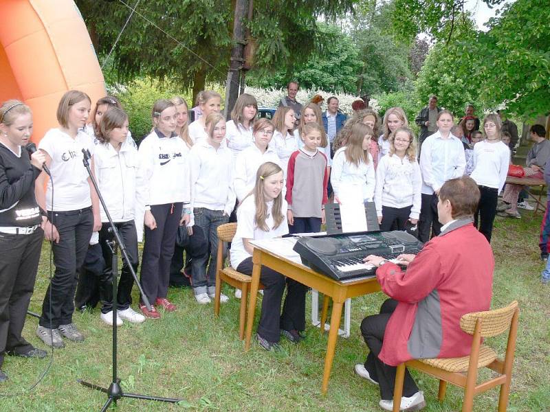 Ze slavnostního odemykání Javorky ve Starých Smrkovicích.