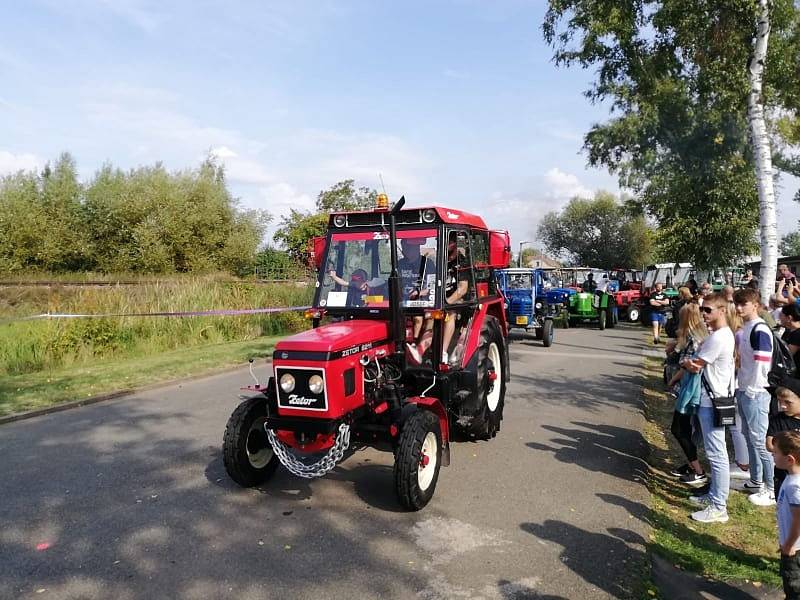 Sraz legendárních traktorů Zetor v Ohnišťanech.