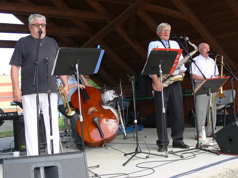 Ze setkání dechových hudeb v Bystřici: Evergreen Dixieland Band.