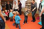 Hraní a zpívání s dětmi v bělohradské knihovně.